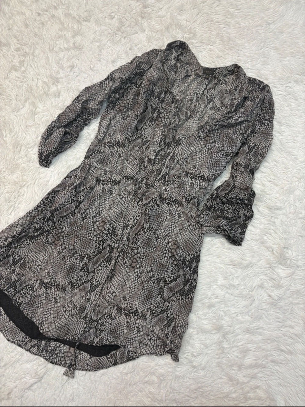 Aritzia Babaton silk Snake-Print Long Sleeve Mini Dress - Gray/Black